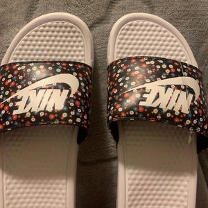 NIKE SLIDES